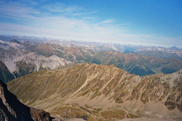 Traversata Angelo Grande - Cima Vertana - Panorama verso NW. All'orizzonte i monti dell'Engadina, in basso il Rifugio Serristori