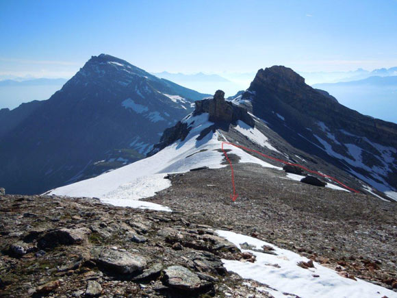 Bruschghorn - Sulla cresta E, a met strada fra la (q. 2962 m) e la roccia verticale di (q. 2806 m), il dito al centro della foto. A sinistra il Piz Beverin, a destra il Piz Tuf.