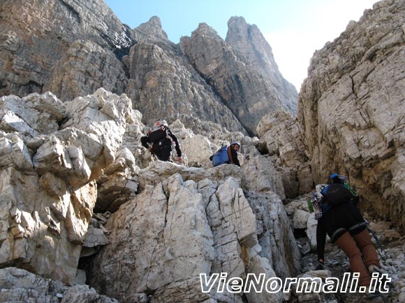 Cima Brenta - Risalita del pendio di rocce verso la cengia superiore