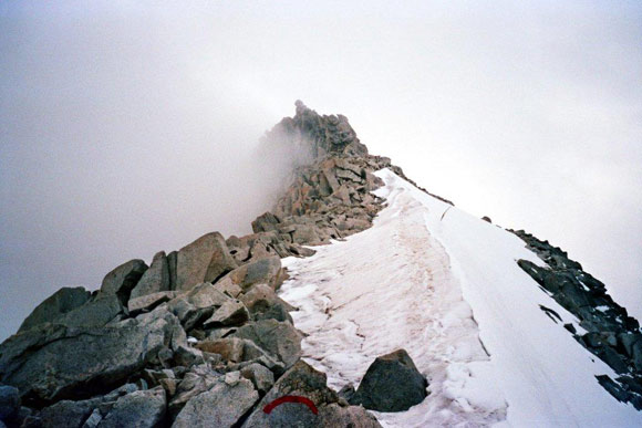 Cima Giovanni Paolo II - La cresta dalla vetta. In effetti il punto pi alto  il tratto di cresta roccioso che si vede