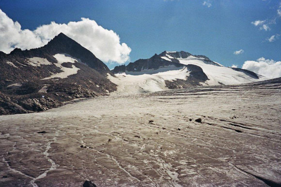 Cima Giovanni Paolo II - All'inizio del ghiacciaio. A sinistra la Lbbia Alta, a destra la Cima Giovanni Paolo II