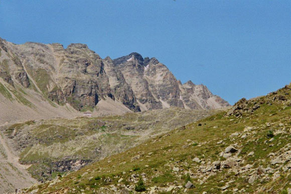 Croda di Cengles - Angelo Piccolo - Al centro il Rifugio Serristori e la Croda di Cengles, dal sentiero di discesa