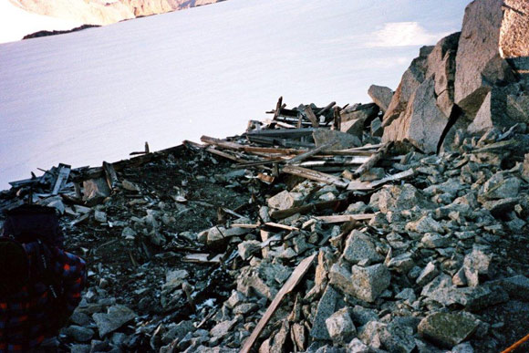 Crozzon di Lares - Resti di baracche costruite dagli Alpini al Passo di Lres