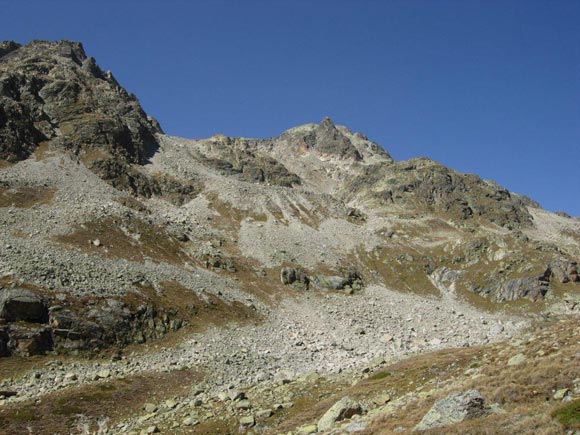 Flela-Wisshorn, cresta NE - Sui dossi erbosi, al centro il Flela-Wisshorn