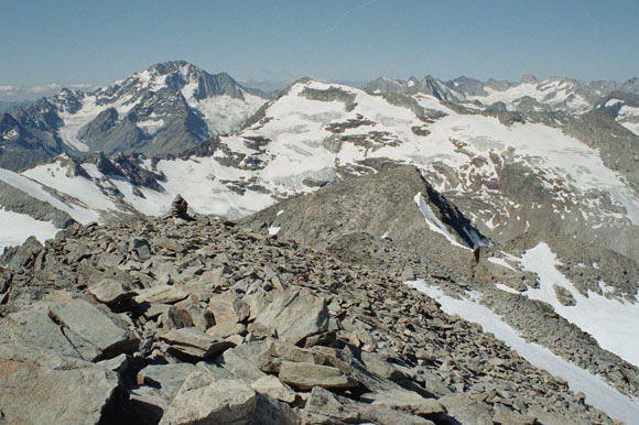 Chaputschin - Panorama verso SW. Da sinistra, Disgrazia, Piz Fora e il Gruppo Masino-Bregaglia. Al centro il Chaptschin Pitschen