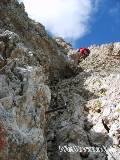 marmolada - Tratto attrezzato lungo il canale roccioso di discesa dalla cresta