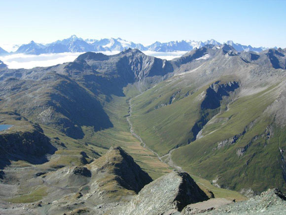 mazzaspitz - Panorama verso SSE. All'orizzonte, a sinistra la cima pi alta  il Disgrazia, a destra il Cengalo e il Badile