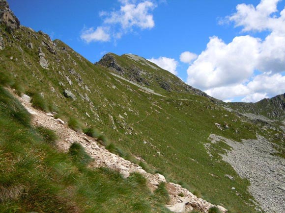Monte Cadelle - Il Monte Cadelle dai pressi del Passo di Porcile, a mezzacosta il sentiero