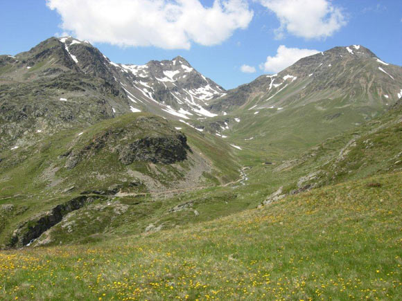Monte Forcellina - Al centro il sentiero che ricollega all'itinerario di salita. Poco a destra del centro immagine, la Baita del Pastore