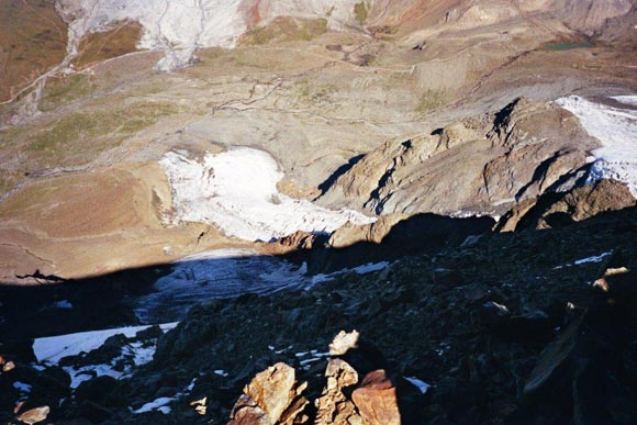 Monte Pasquale - La parte finale della parete NW. In alto a sinistra, il Rifugio Pizzini-Frttola