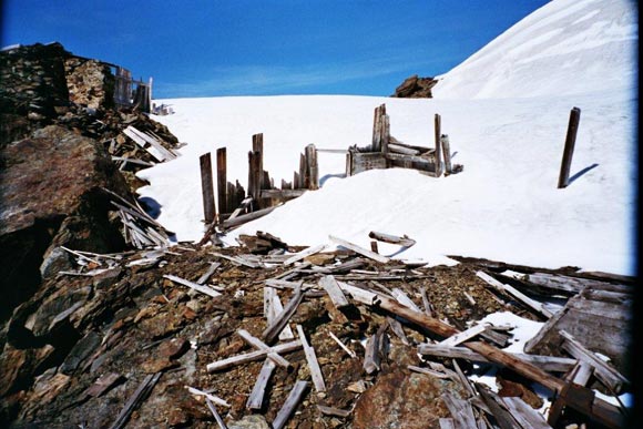Monte Pasquale - Resti di baraccamenti, a destra il ripido pendio sotto la vetta