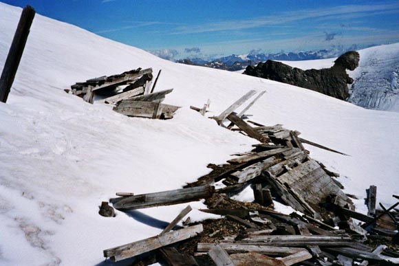 Monte Pasquale - Resti di baraccamenti che emergono dal ghiaccio