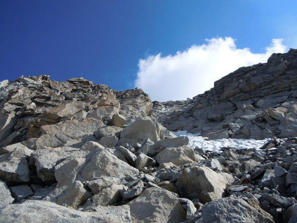 pizcasnil - Le rocce ripide dello sperone, a destra i residui di neve nel canale