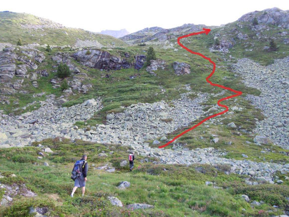 pizsesvenna - Poco oltre il passo, il pendio che permette di salire verso NE, fin verso (q. 2500 m). In alto, a centro foto, il Piz Sesvenna