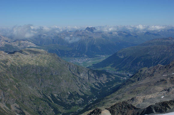 Piz Tschierva - In basso la Val Roseg e l'abitato di Pontresina, al centro quello di Samedan, in alto il Piz Kesch