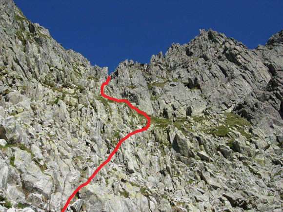 Pizzo Campanile - Il ripido canale sulla parete E del Pizzo Campanile e in alto l'intaglio sulla cresta SSE