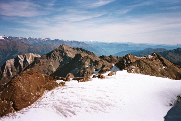 puntadelloscudo - Panorama verso NE, a sinistra la Punta di Lasa, a destra la Punta Livi