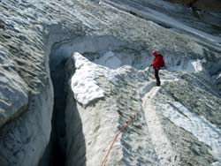 Crepacci lungo il ghiacciaio della Marmolada