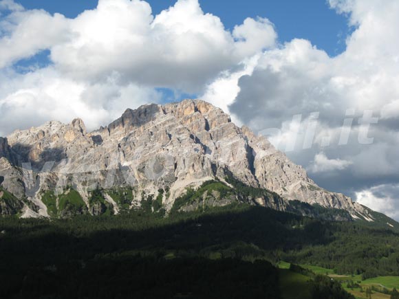 <font size='3'>Visto da sopra Cortina Ampezzo</font>