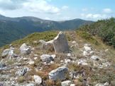 Via Normale Monte Pratiglio - Il Termine n 245, disintegrato da un fulmine, sul Monte Pratiglio e, in fondo, Campo Catino