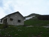 Via Normale Monte Corno - La Malga di Monte Corno, sulla lapide si legge: Corpo Forestale, Comune di Leonessa