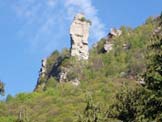 Via Normale Torre delle Giavine - La torre durante l avvicinamento.