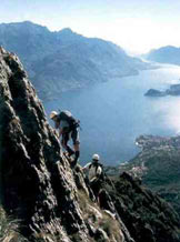 Via Normale Monte Grona - Ferrata del Centenario CAO - Sulla prima torre con alle spalle il Lago di Como.