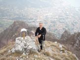 Via Normale Corno Regismondo (Beck) - Corno Regismondo, vetta. Sullo sfondo il Medale e Lecco.