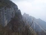 Via Normale Monte Coltignone - Sentieri GER e R. Spreafico - Pareti in Val Verde. Sullo sfondo il Corno Regismondo