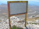Via Normale Monte Infornace - Tabella indicativa sulla vetta del Monte Infornace, la quota scritta 2426 m  errata