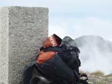 Via Normale Monte Pietravecchia - Cresta WNW - Cippo di vetta. Sullo sfondo il M. Toraggio.