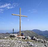 Via Normale Monte Miletto (da S) - La croce di vetta con Gallinola e Mutria sullo sfondo