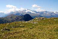 Via Normale Monte Solena - Vista verso la Cima Piazzi dal terrazzo erboso superiore