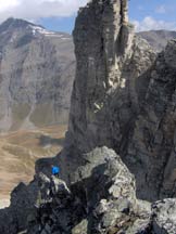 Via Normale Aiguille du Dome - Edorado Bianca cerca di capire come scendere dalla prima vetta