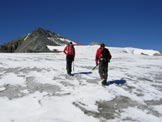 Via Normale Piz Sarsura - Sulla Vadret da Sarsura, a sinistra il Piz Sarsura, al centro la sella da raggiungere