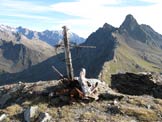 Via Normale Cima di Casaiole - La croce sulla cima con dietro il Torrione d'Albiolo