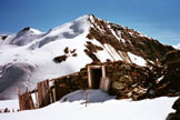 Via Normale Monte Pasquale - Resti di baraccamenti, in alto il Cevedale