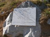 Via Normale Serra del Prete - Lapide commemorativa di Papa G. P. II nei pressi del Rif. De Gasperi