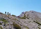 Via Normale Monte Pescofalcone / Pesco Falcone - Passaggio sulla selletta (q. 2463 m) ai piedi dellanticima N