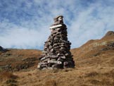 Via Normale Pizzo Tornello - Grande omino di sassi poco sotto il lago di Varro