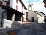 Via Normale Monte Croce di Muggio - La fontana e la chiesa, allinizio del percorso