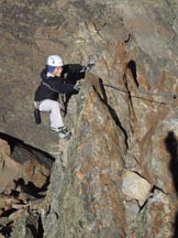 Via Normale Jegihorn-Klettersteig (via ferrata) - Anna su un muro nella seconda parte della Klettersteig.