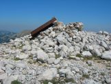 Via Normale Monte Cornacchia - il punto trigonometrico atterrato sulla vetta del Monte Cornacchia, 2003 m