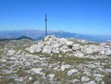 Via Normale Monte Morrone - vetta del Monte Morrone 2061 m, in fondo il Gruppo del Gran Sasso