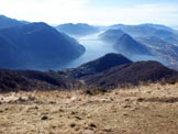 Via Normale Monte Boglia (o Colma Regia) - Panorama di vetta sul Lago di Lugano, al centro il paesino di Br