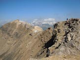 Via Normale Piz Mezzaun - Lungo la cresta, poco prima del salto verticale. A sinistra la cima intermedia