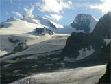 Via Normale Strahlhorn - Strahalhorn, Adlerpass e Rimpifschhorn. In primo piano Hohlaubgletscher con la quota 3150 m.