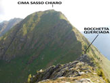 Via Normale Cima Sasso Chiaro - Cima Querciada - A destra, tra luce ed ombra, la ripida cresta S della C. Sasso Chiaro, dalla cresta NE della C. Quer