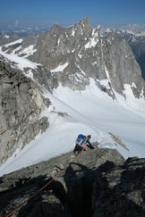 Via Normale Cima della Bondasca - Verso N con il ghiacciaio e la morena