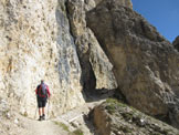 Via Normale Le Cigolade - Passaggio sotto masso appoggiato